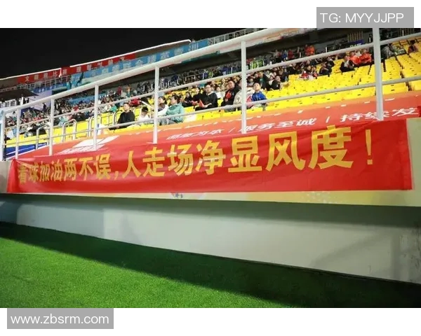 白衣少年驰骋绿茵场闪耀全场成为球迷心中不灭的传奇